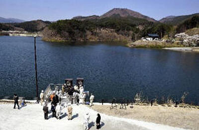 ７年ぶりに農業用水の供給が再開された藤沼湖＝２０１７年４月