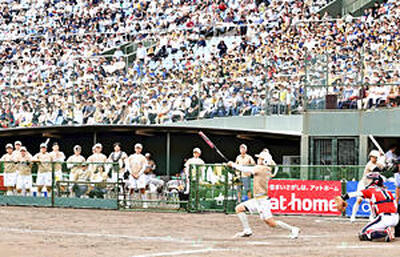 五輪会場決定翌年には日本と米国のソフトボール国際親善試合が開催され、白熱した試合が繰り広げられた＝２０１８年６月２３日