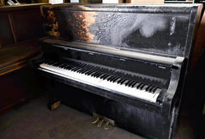 劇中で春香が弾いていた「物置のピアノ」。物置が火災に見舞われるシーンの撮影により、一部焦げた跡が残っている。現在も桑折町の倉庫に保管されている