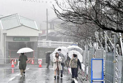 避難指示が先行解除されたＪＲ夜ノ森駅周辺。９年ぶりに立ち入りが自由となり、早朝から傘を差した人が行き交った＝２０２０年３月１０日、富岡町