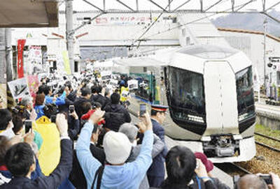 新型特急リバティ会津が運行開始。会津田島駅に到着した一番列車のホームには大勢の人々が出迎えた＝２０１７年４月２１日