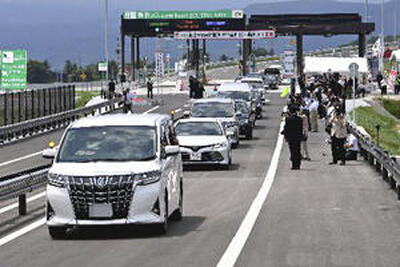東北中央道伊達桑折インターチェンジ―桑折ジャンクション間の開通を祝い、通り初めする車列＝２０２０年８月