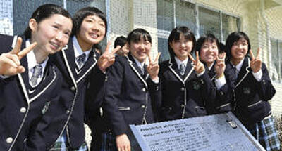 ふたば未来学園高猪苗代校舎の閉校式で披露された記念碑を囲む生徒＝２０１９年３月