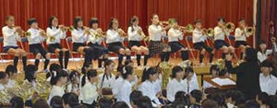 震災で全壊した鏡石一小の新校舎落成を祝い、演奏を披露する児童ら＝２０１４年１１月８日