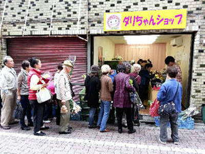 口コミが広がり行列ができたダリちゃんショップ＝２０１３年１０月、東京都葛飾区