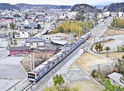 ＪＲ常磐線の富岡－浪江間が運行再開し、双葉駅（右上）に向かう上りの一番列車＝２０２０年３月１４日