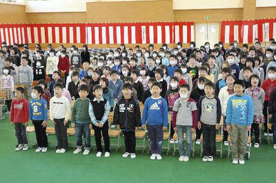 古殿小の開校式で元気に校歌斉唱する児童たち＝２０１１年４月