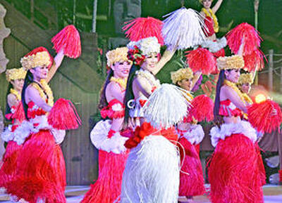 ポリネシアンショーで踊りを披露する現役のフラガールたち。映画に憧れてフラガールを目指したメンバーも多い＝スパリゾートハワイアンズ
