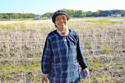 エゴマ畑の前で「食と農に一生懸命取り組んで浪江を盛り上げたい」と話す石井さん＝浪江町加倉
