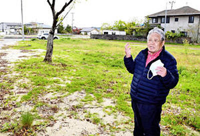 自宅跡で原発事故前の町の様子を語る木幡さん。「人に優しく、住みやすい町になってほしい」と願う＝双葉町