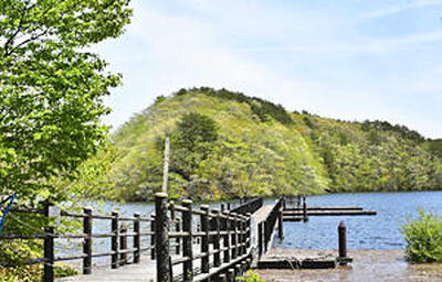 羽鳥湖西側に位置する浮桟橋。物語の重要なポイントとなった