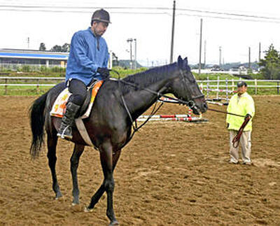 松浦さん（右）の指導を受ける記者。馬に「なめられている」という状況の中、必死の特訓が続いた