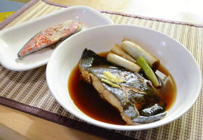 ナメタガレイの煮付け（手前）と焼き鮭。ともに年越し（大みそか）に食べる魚として、カレイは浜通り、中通り、鮭は会津で愛されてきた