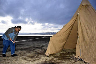 夕暮れ時の猪苗代湖畔で、１人だけでのテント設営に取りかかる。いつもより少し手間取った
