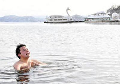 テントサウナを出て、水風呂の代わりに目の前の猪苗代湖につかり体を冷ます記者。水温は６.６度