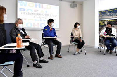 「より良い復興」をテーマに対談した（右から）小野教授、エミリーさん、本田さん、鈴木さん