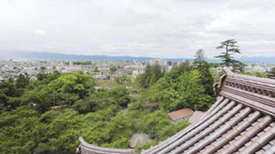 ２０１８年に初めて福島に来ました。この写真はその時に鶴ケ城から撮りました。まさか４年後に福島に住んで、赤べこのイラストを描いて、毎月日本語でコラムを書くとは。人生は面白いですね！