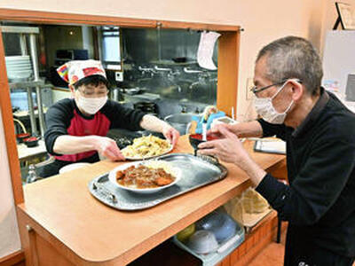調理や配膳など息の合った分業で店を回す広美さん（左）と昇一さん（吉田義広撮影）