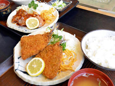 割烹山晴の「焼き肉定食」（左奥、８００円）と「アジフライ定食（手前、７００円）。ご飯も盛りは見た目以上にすごい