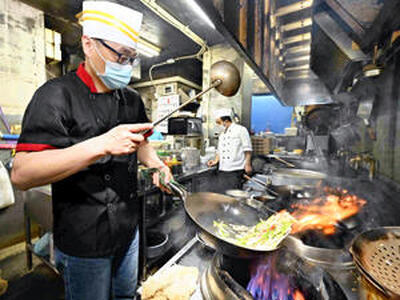 アルバイトを経て料理長となった近藤さんが人気の味を提供している（吉田義広撮影）