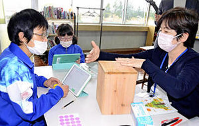 教員が問題のヒントを教え、タブレットを用いて問題を解く大竹さん（左）と児童＝会津若松市・学び舎ゆめの森
