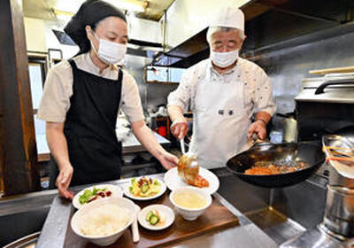 厨房では店主の玉手真司さん（右）と美和さんが連携しながら調理をこなす（吉田義広撮影）