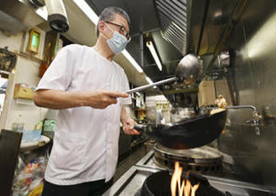 チャーハンを調理する店主の川見さん。仕上げに喜多方ラーメンスープで風味を出す自慢の味だ（石井裕貴撮影）