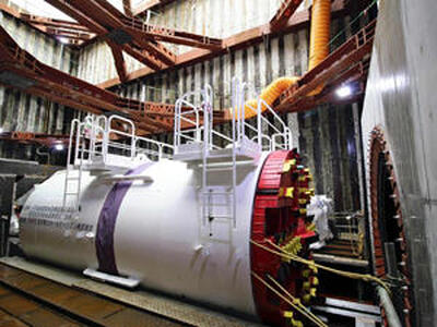 海底トンネル掘削に使用するシールドマシン （東京電力提供）
