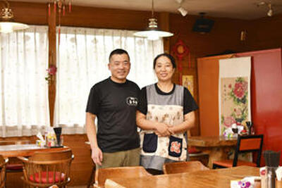 中国出身の范さん（左）、高さん夫妻が切り盛りする店は地域のにぎわいの場となっている（石井裕貴撮影）