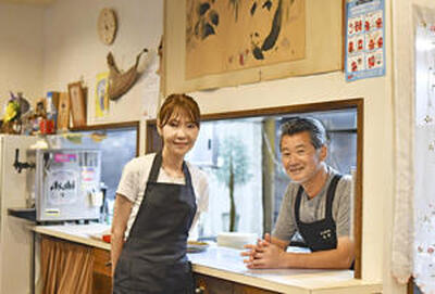 店を切り盛りする店主の大野清美さん（右）、智子さん夫婦（石井裕貴撮影）