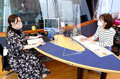 情報番組「ＦＵＫＵ―ＳＰＡＣＥ」を放送する、ふくしまＦＭ第１スタジオにて。北村茉倫アナ（左）と記者＝郡山市
