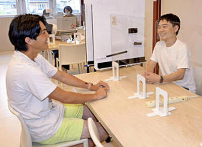 小高で生活する若手起業家の相談を受ける小高ワーカーズベース代表の和田さん（右）＝小高パイオニアヴィレッジ