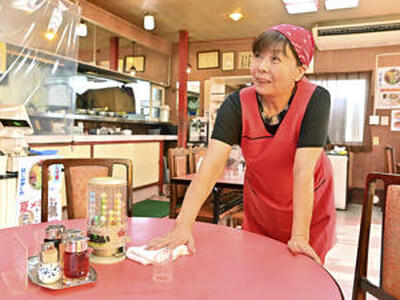 ２代目社長の鈴木さんは母の味を大切しながら店を切り盛りしている（吉田義広撮影）