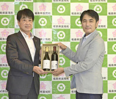 山本町長に２１年産のとみおかワインの完成を報告した遠藤代表理事（右）