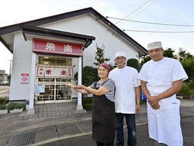 （左から）栄子さん、正博さん、賢治さんの親子３人で店を切り盛りしている（下）看板メニューのタンメン。「須賀川元祖」の味を引き継いでいる（吉田義広撮影）
