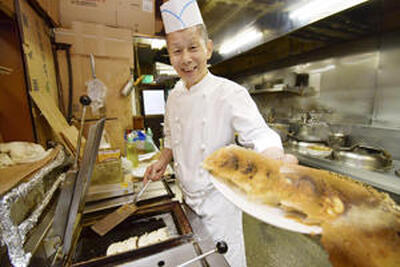 皮から手作りしている自慢のオリジナル餃子を調理する店主の中島さん（石井裕貴撮影）