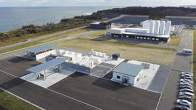 完成した福島水素充填技術研究センター（手前）。奥は福島水素エネルギー研究フィールド＝２０２２年１２月１２日、浪江町棚塩（ドローン撮影）