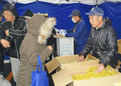 物流が途絶えたいわき市で食料の配布に詰めかけた住民ら。元木氏が避難所で配ったトマトは大いに喜ばれた＝２０１１年３月