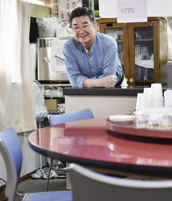 東さんは「お客さんに喜んでもらえる料理を作り続けたい」と笑顔を見せる（石井裕貴撮影）
