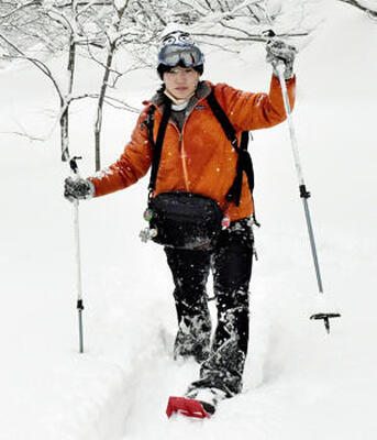 雪の旧道「万世大路」を歩く記者。スノーシューを装着しても、うまく歩くことが難しい
