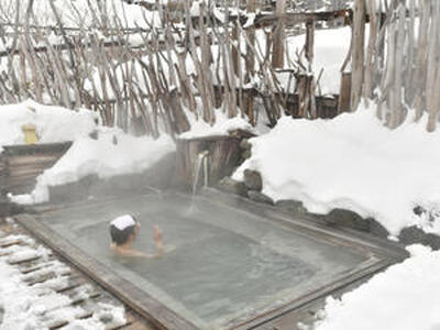 個性あふれる温泉が各地にあることは本県の魅力の一つ。写真は自然木の柵に囲まれた相模屋旅館（福島市）の露天風呂