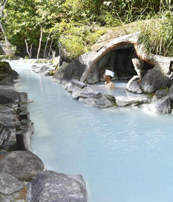 硫黄泉で知られる福島市の高湯温泉・安達屋の野趣あふれる大露天風呂