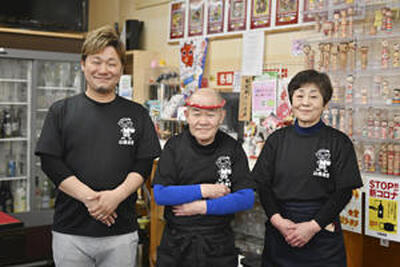 （左から）４代目の西村和貴さん、父和男さん、母とき子さんが力を合わせて店を切り盛りする。店内には本格的なこけしコレクションが並ぶ（石井裕貴撮影）