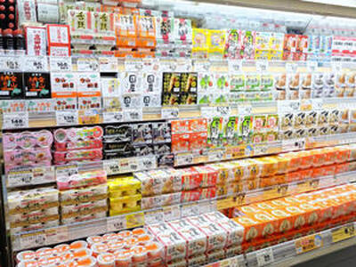 粒の大きさやたれの違いなど、県内のスーパーにはさまざまな種類の納豆が並ぶ＝福島市・ヨークベニマル福島西店