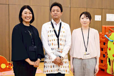 「子育て１０のヒント」の製作に携わった（左から）児山さん、子育てサポートセンター次長の小野慎介さん、臨床心理士の山野辺彩花さん