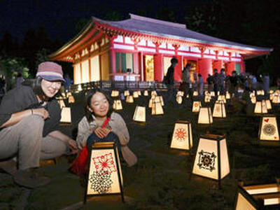５月に行われたイベント「月待ちの灯り」。慧日寺跡が千個の灯籠でライトアップされた