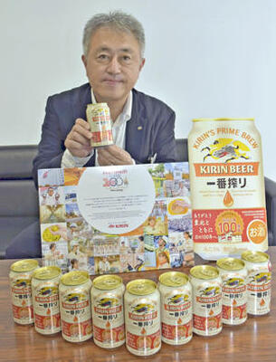 仙台工場１００周年のデザイン缶をＰＲする大類支店長
