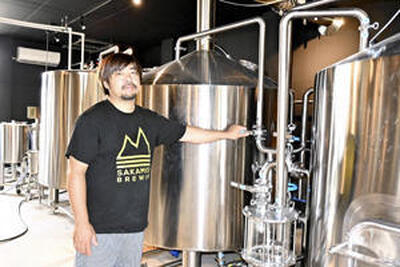 増築した醸造所で「全国各地に発送していきたい」と話す加藤社長