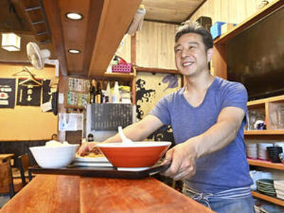 店主の遠藤さん。ボリュームたっぷりの料理を提供し、たくさんの人たちのおなかを満たしていく（吉田義広撮影）