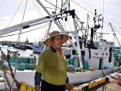 「乗組員らの生活のためにも漁を続けていく」と決意を語る志賀さん＝いわき市・小名浜港